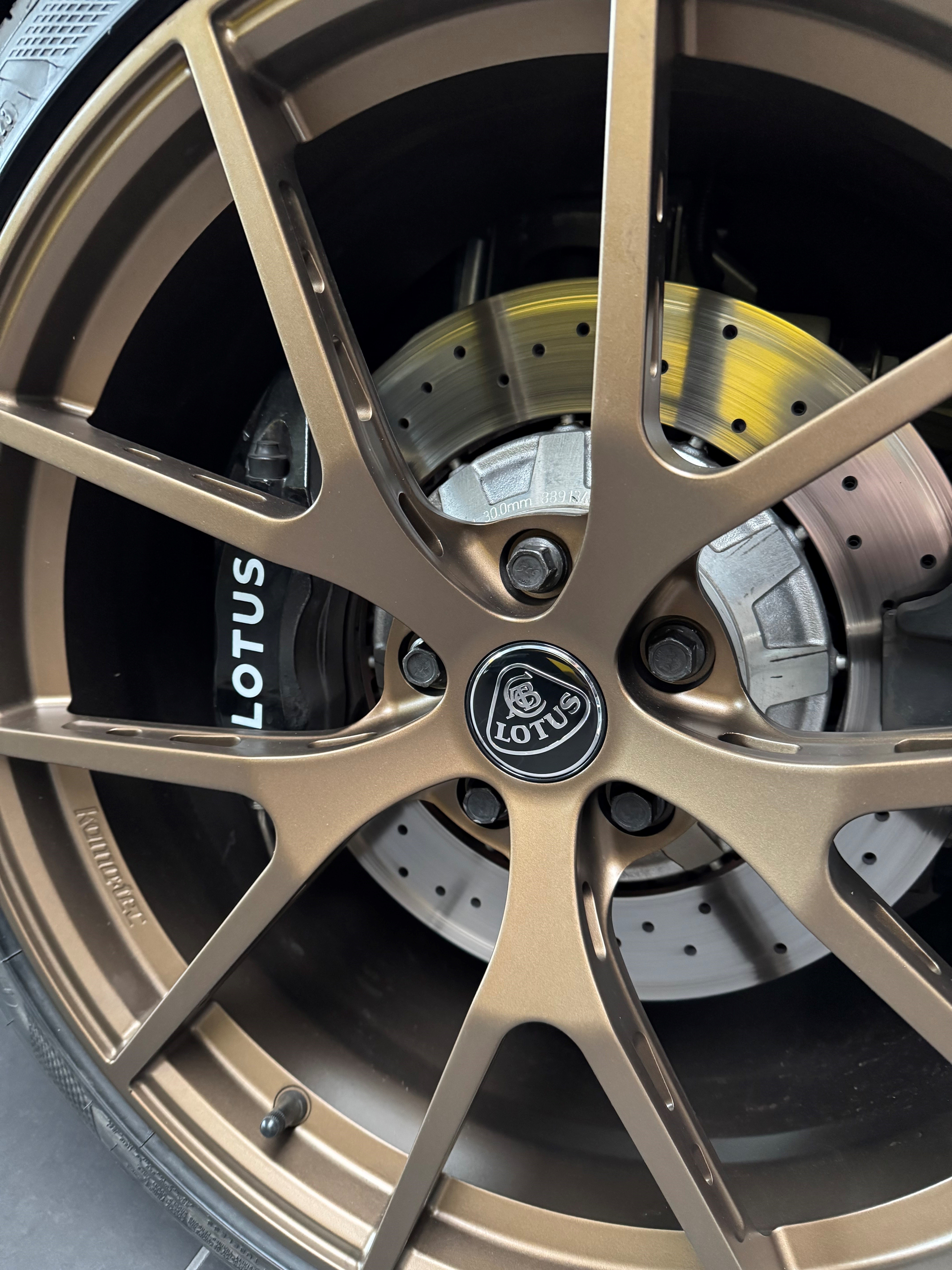Lotus Wheel Badge nub caps for Emira | black-silver | 6112-003bl